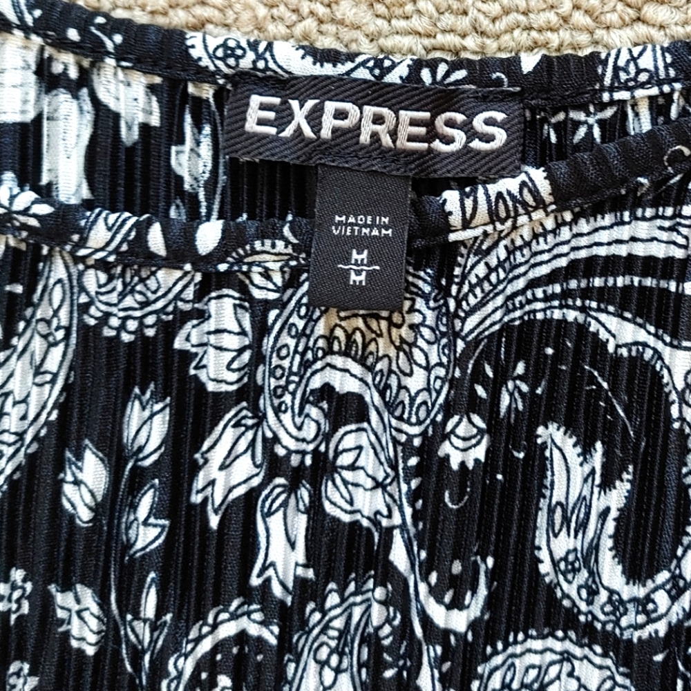 Express paisley print cold shoulder pleated top - Picture 4 of 7